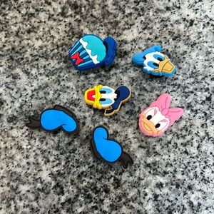 6 Donald/Daisy Duck croc Jiblets